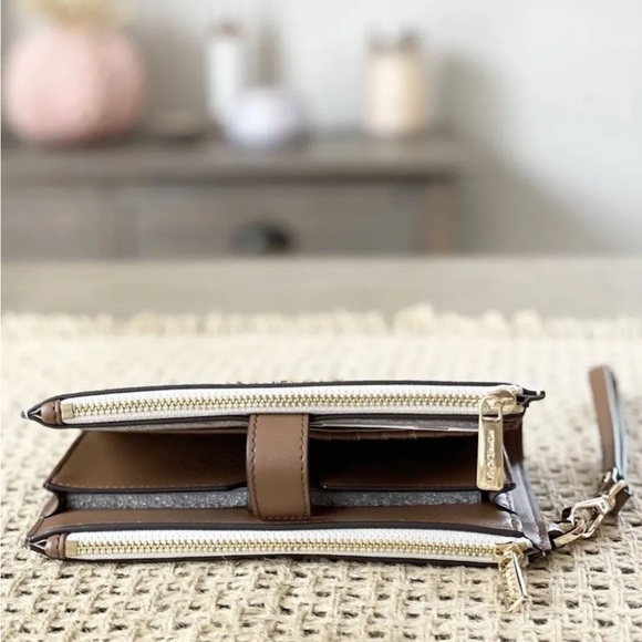 Michael Kors Jet Set Travel MK Flat multifunction Phone Wallet Wristlet Vanilla - Picture 10 of 10